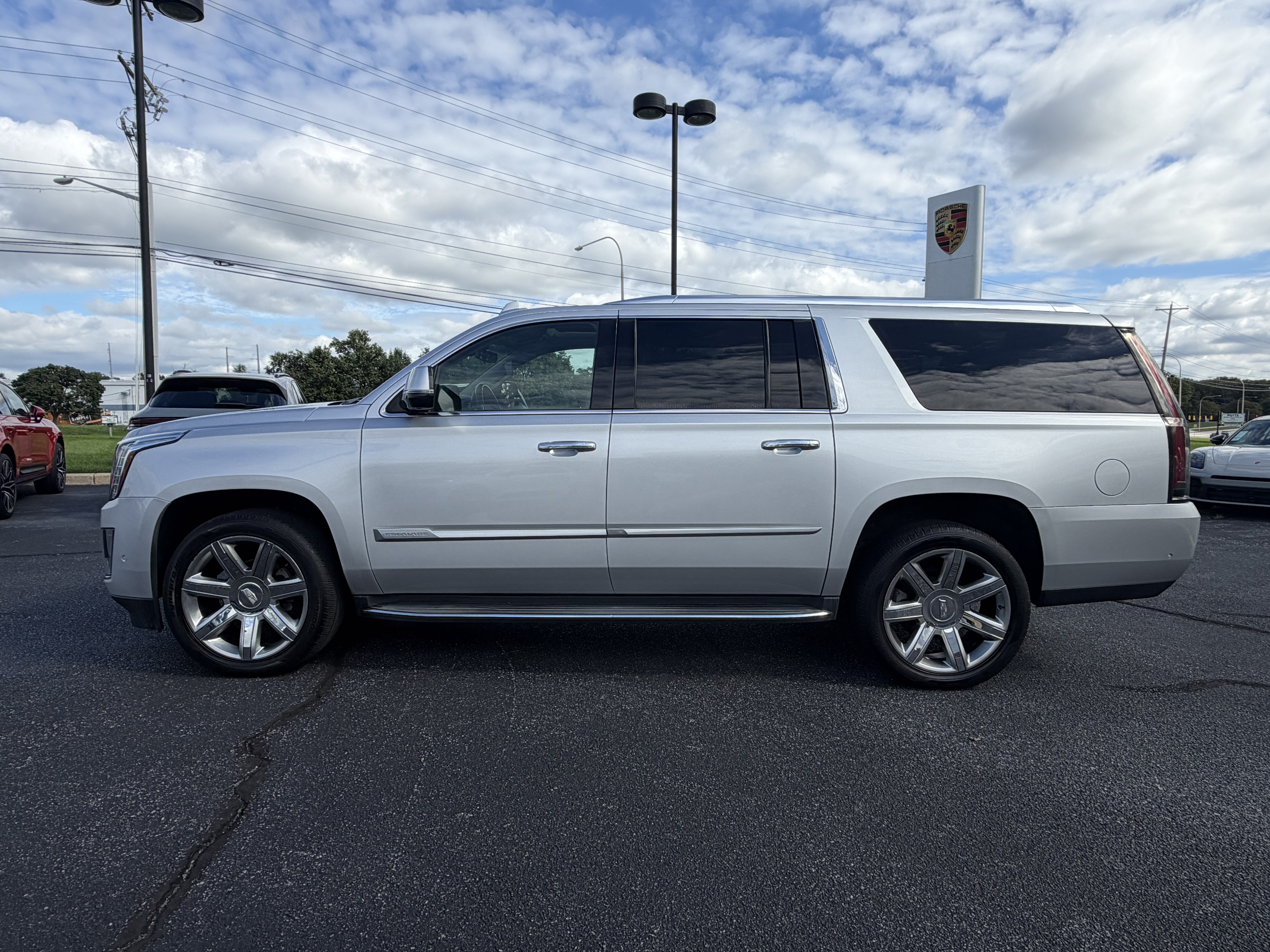 Used 2019 Cadillac Escalade ESV Luxury AWD/4WD image 2