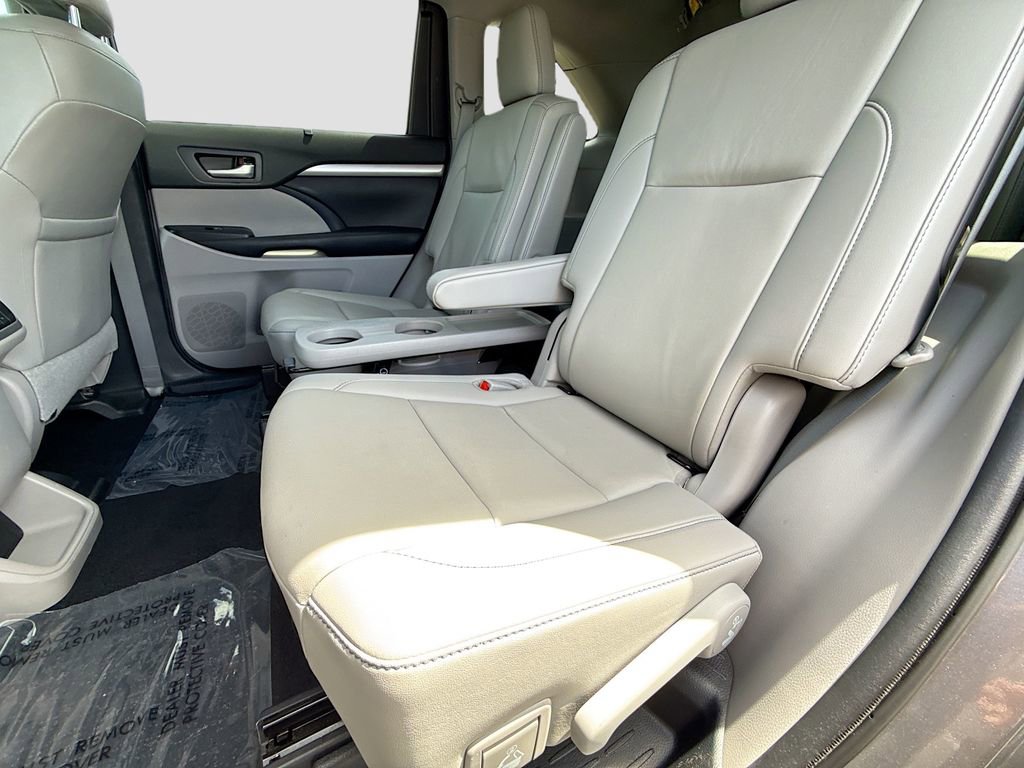Used 2019 Toyota Highlander XLE image 21