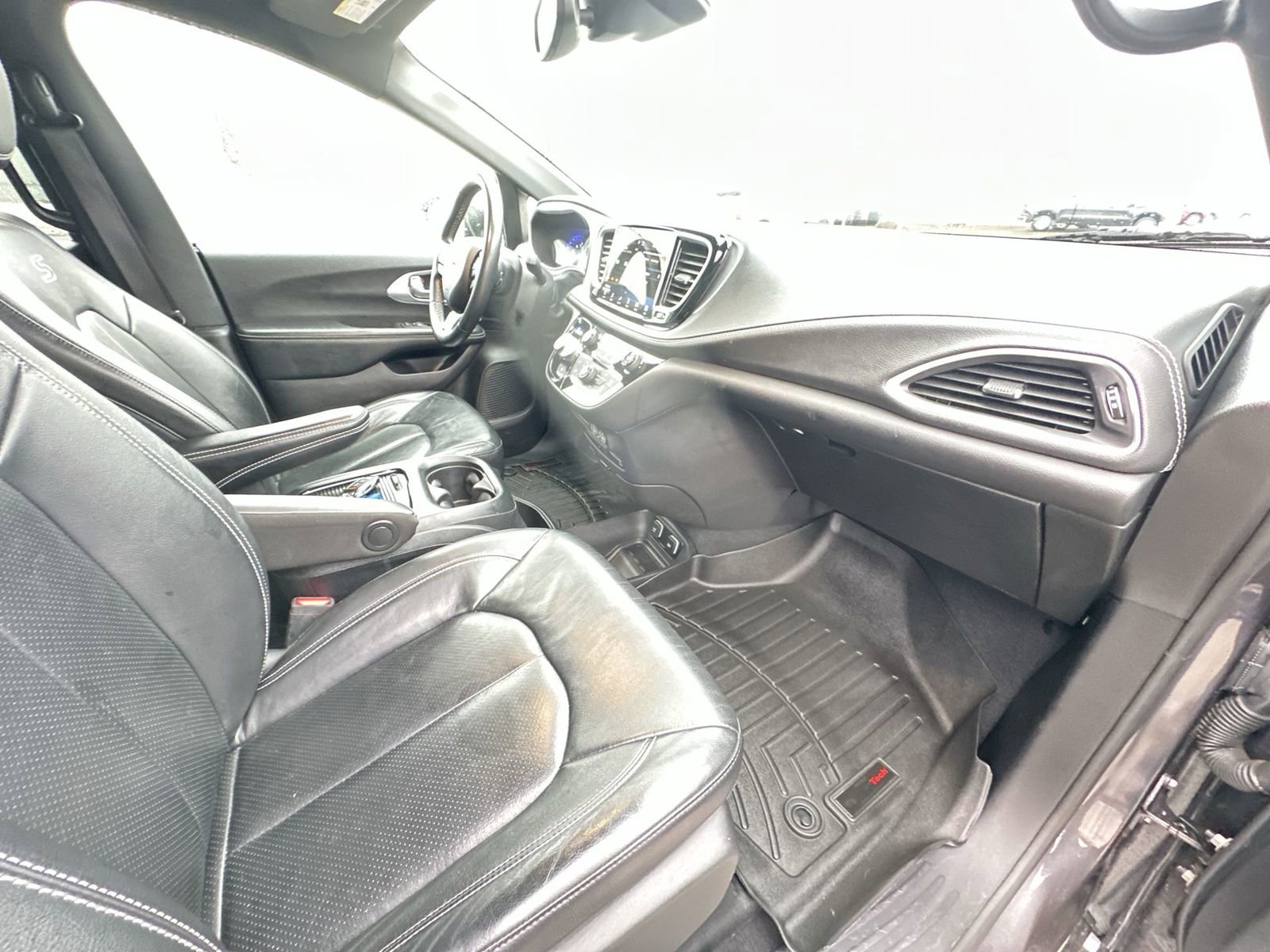 Used 2021 Chrysler Pacifica Touring-L w/ Uconnect Theater Family Group AWD/4WD image 29