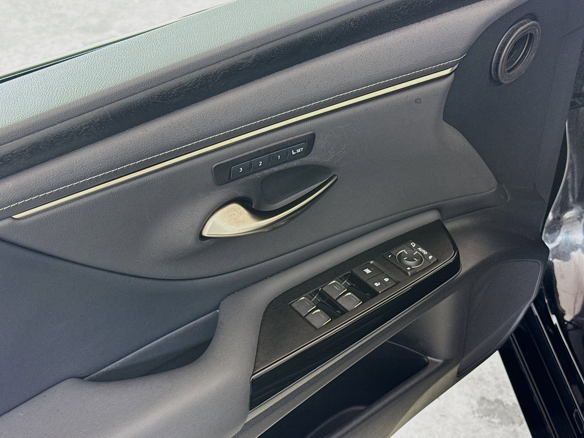 Used 2022 Lexus ES 350 w/ Premium Package image 19