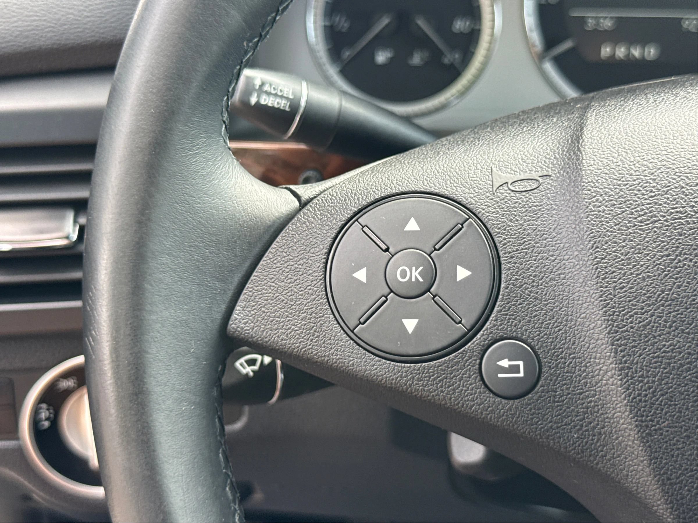 Used 2011 Mercedes-Benz GLK 350 4MATIC image 36