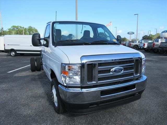 New 2024 Ford E-450 and Econoline 450 Super Duty w/ Power Windows & Locks Group RWD image 3