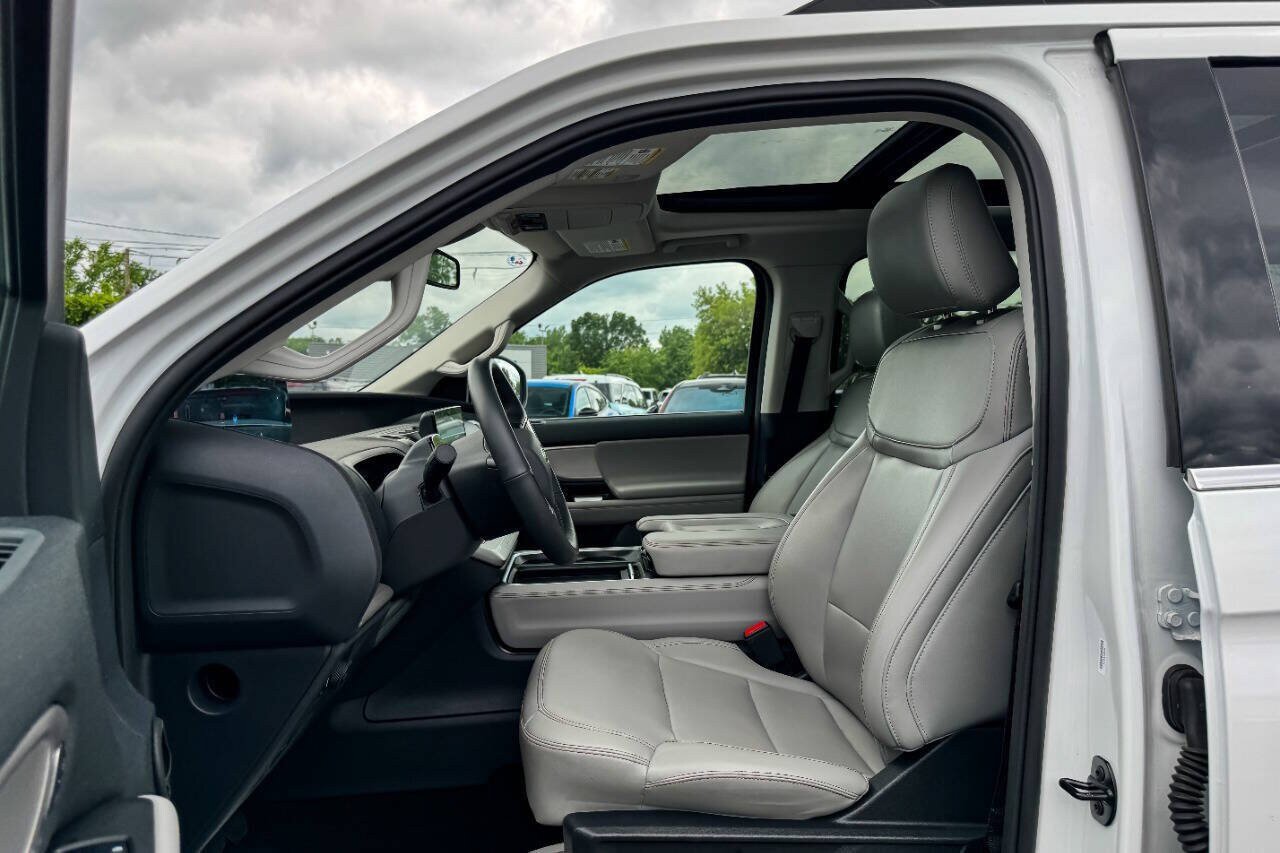 Used 2025 Ford Expedition Active AWD/4WD image 25