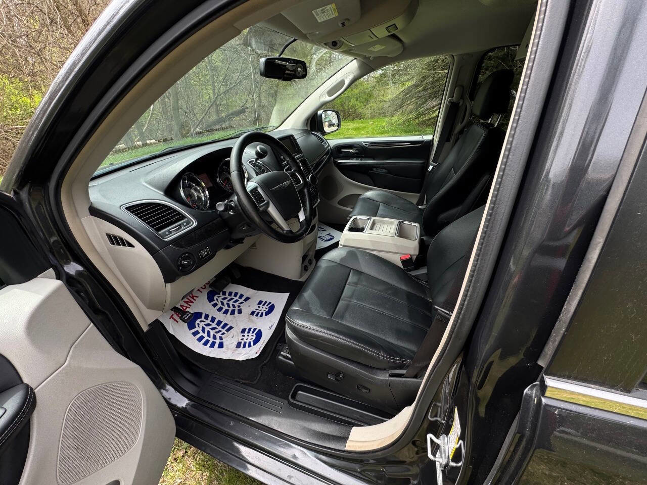 Used 2012 Chrysler Town & Country Touring w/ Entertainment Group #1 FWD image 8