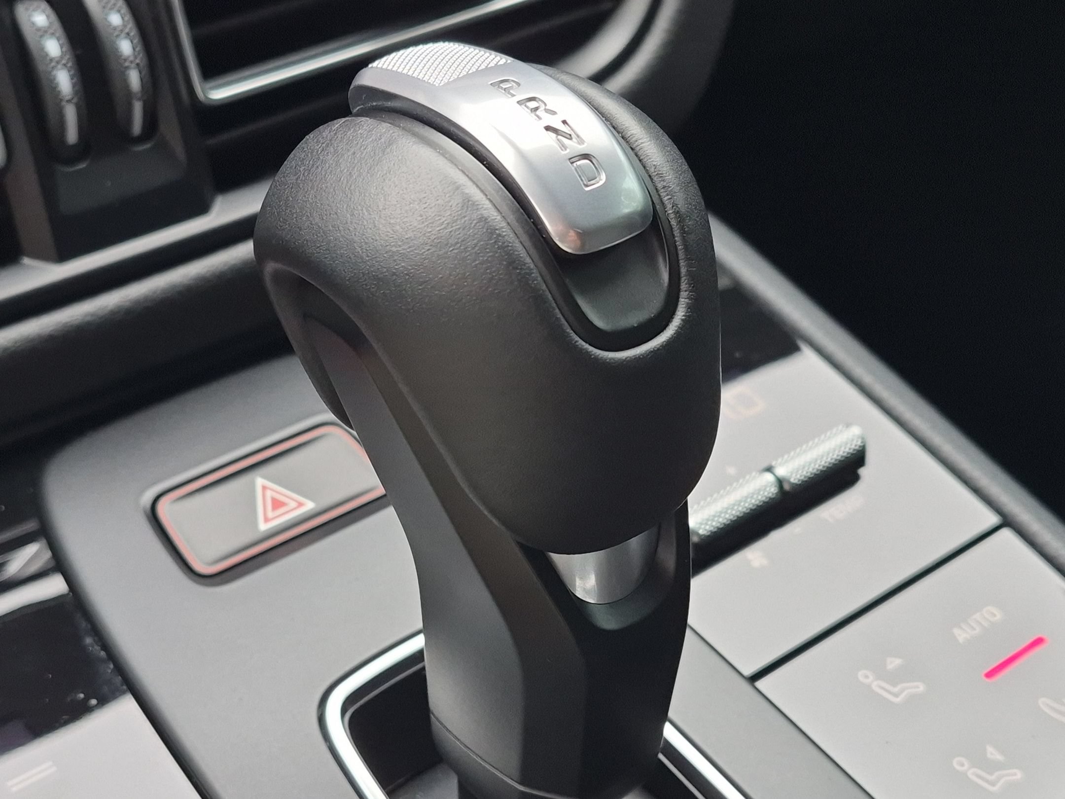 Certified 2025 Porsche Macan Turbo AWD/4WD image 34