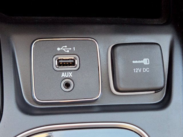 Used 2019 Jeep Cherokee Limited FWD image 30