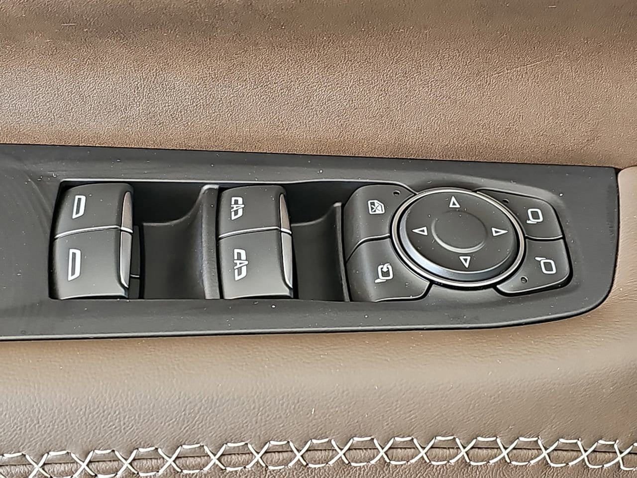 Used 2025 GMC Yukon Denali Ultimate AWD/4WD image 32