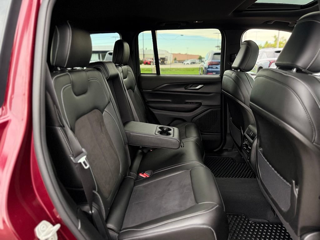 Used 2023 Jeep Grand Cherokee Altitude AWD/4WD image 17