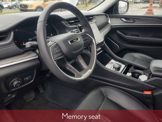 Used 2023 Jeep Grand Cherokee Limited image 21