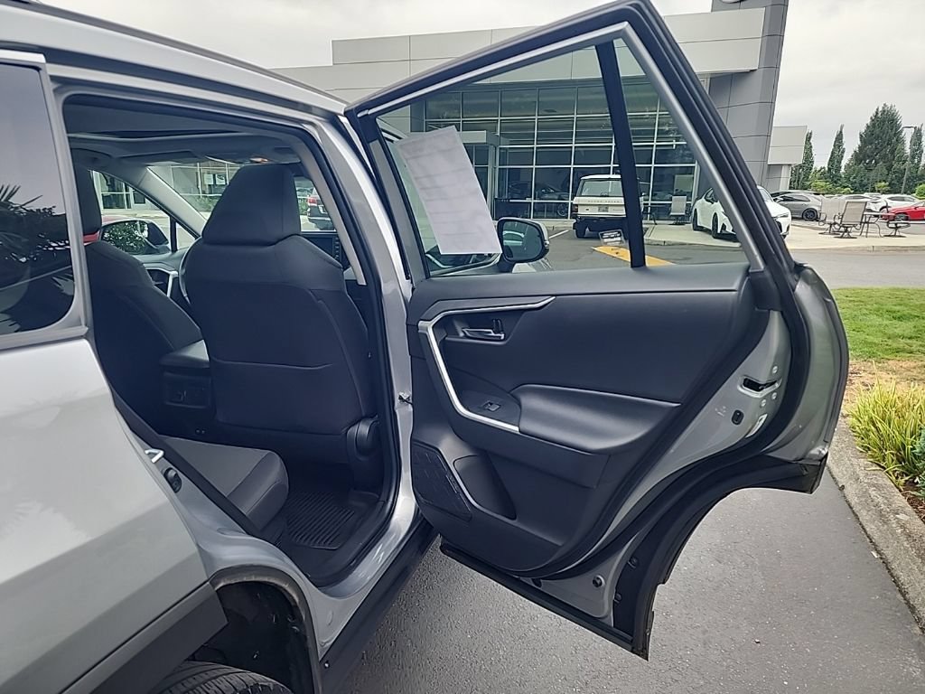 Used 2021 Toyota RAV4 XLE w/ Convenience Package AWD/4WD image 17