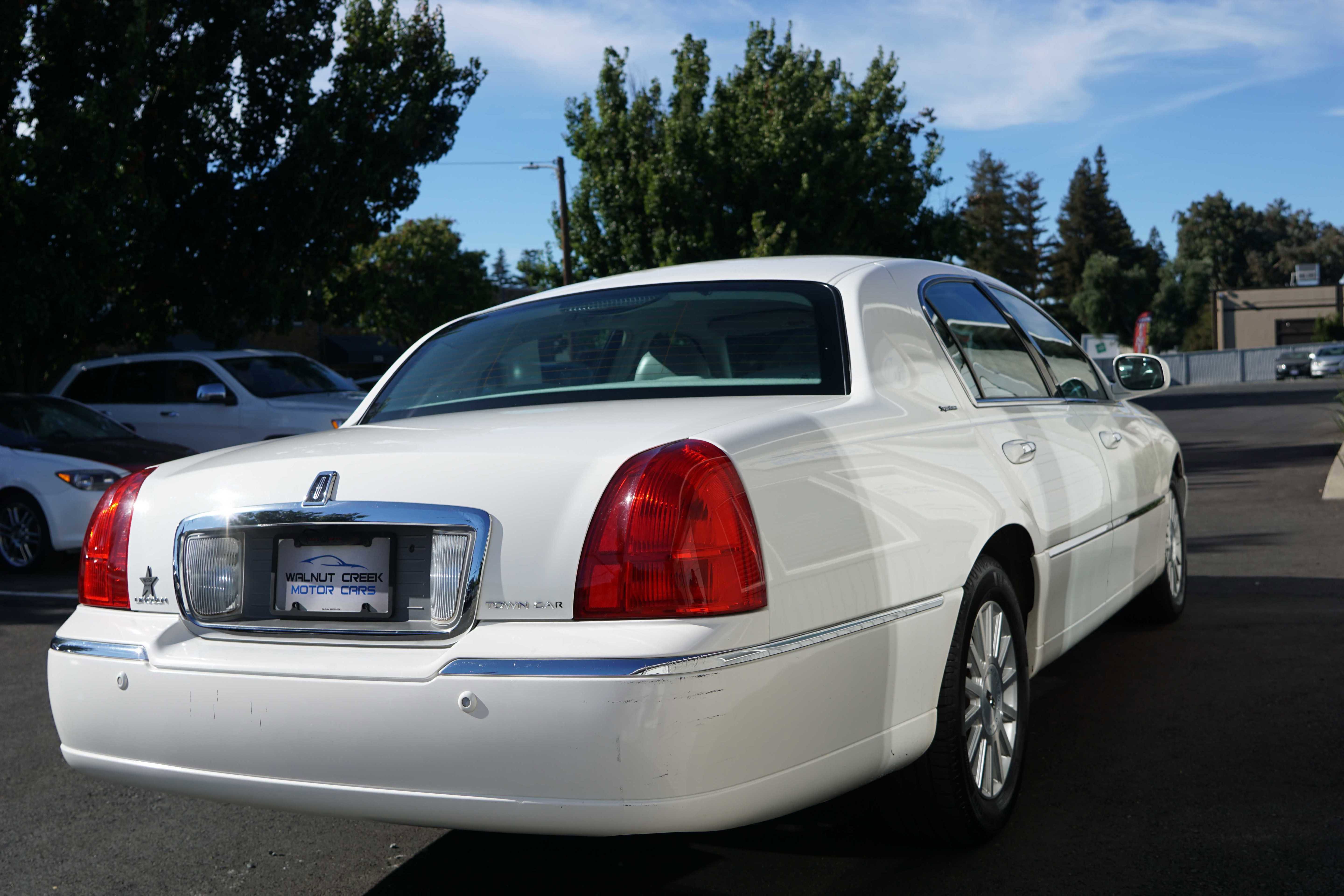 Used 2004 Lincoln Town Car Signature image 10