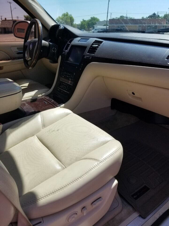 Used 2007 Cadillac Escalade AWD w/ Information Package image 6