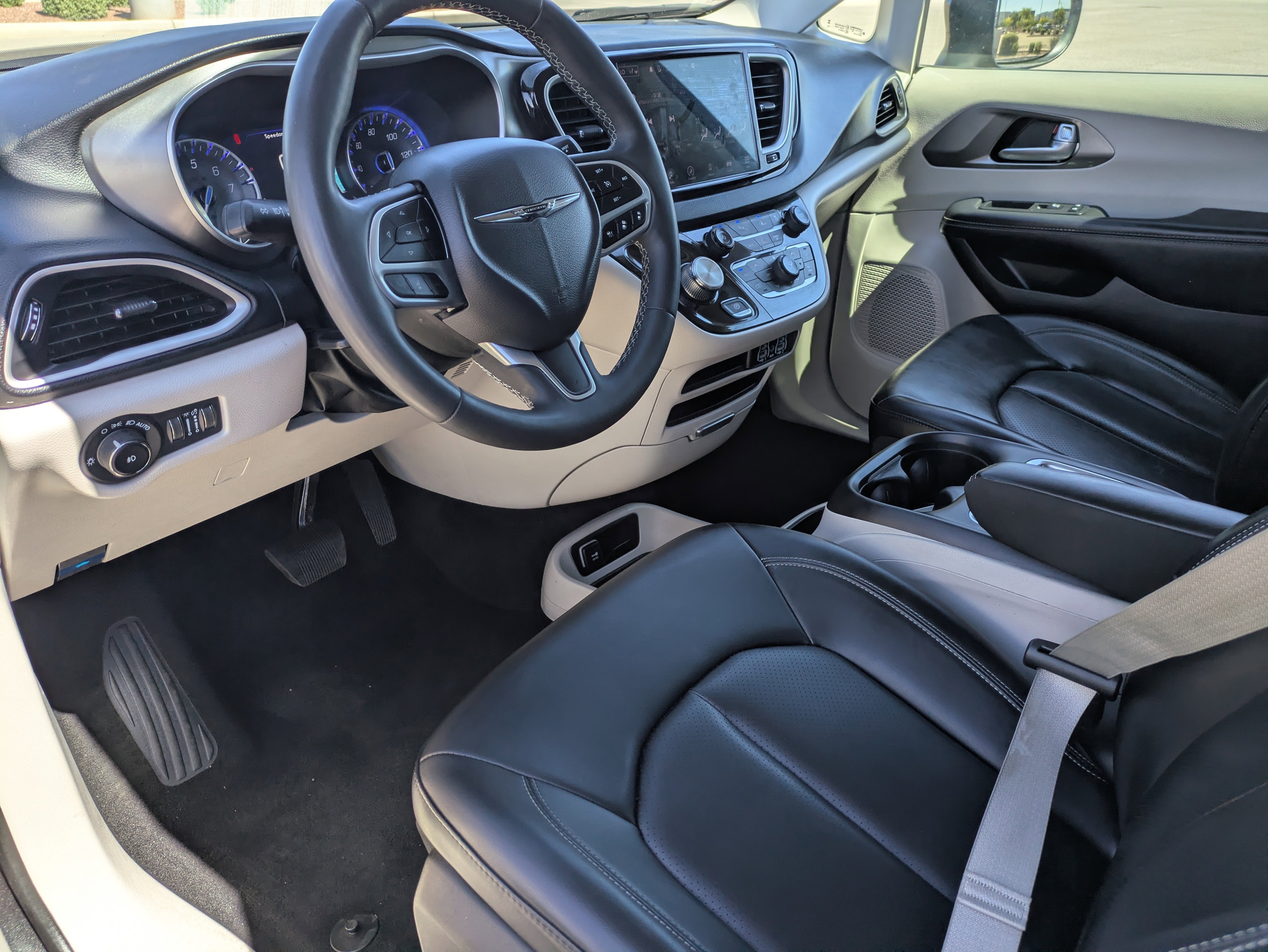 Used 2023 Chrysler Pacifica Touring-L FWD image 25