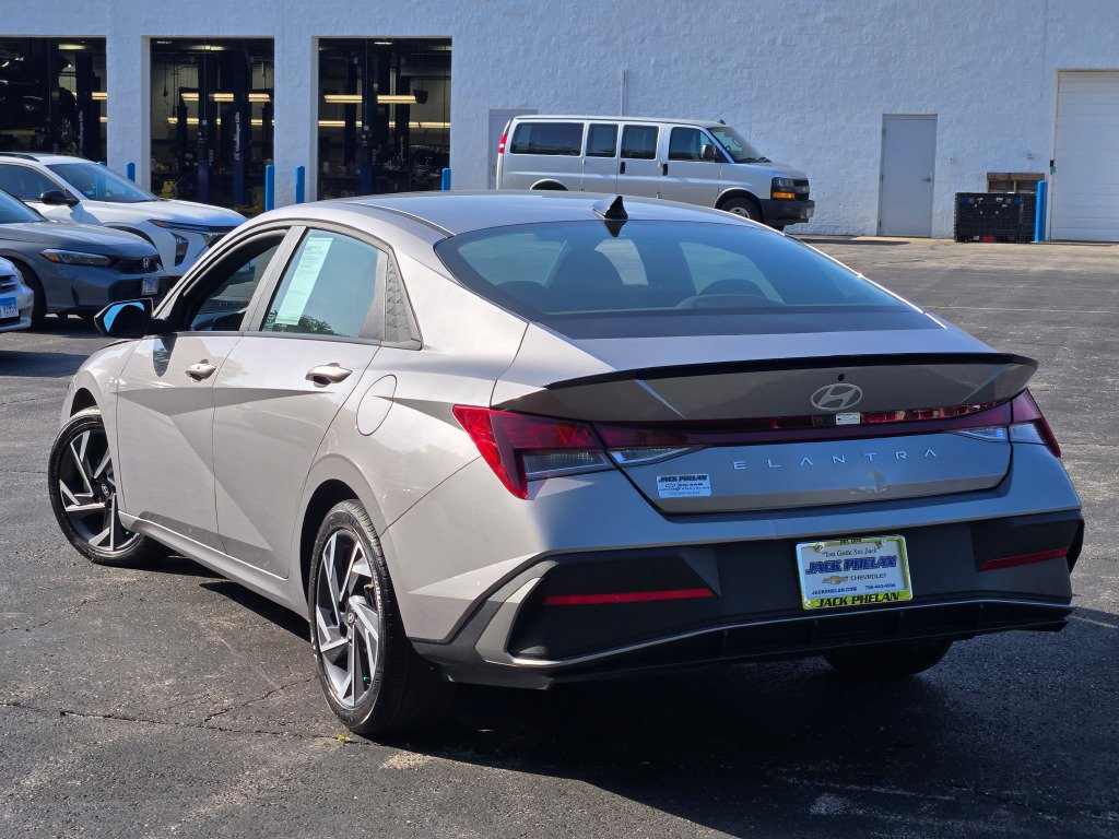 Used 2025 Hyundai Elantra Sport FWD image 13