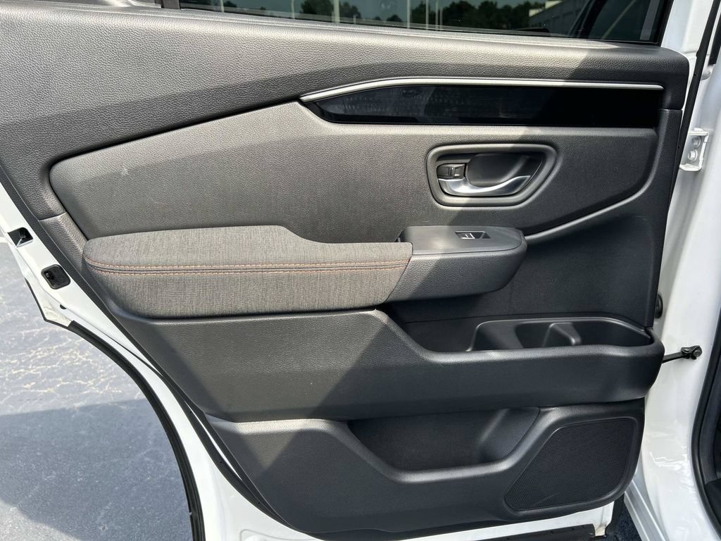 Used 2025 Honda Pilot Sport image 13
