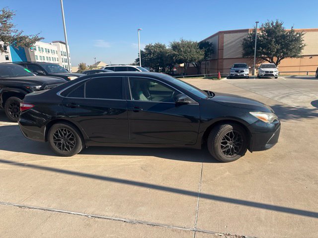 Used 2017 Toyota Camry LE FWD image 2