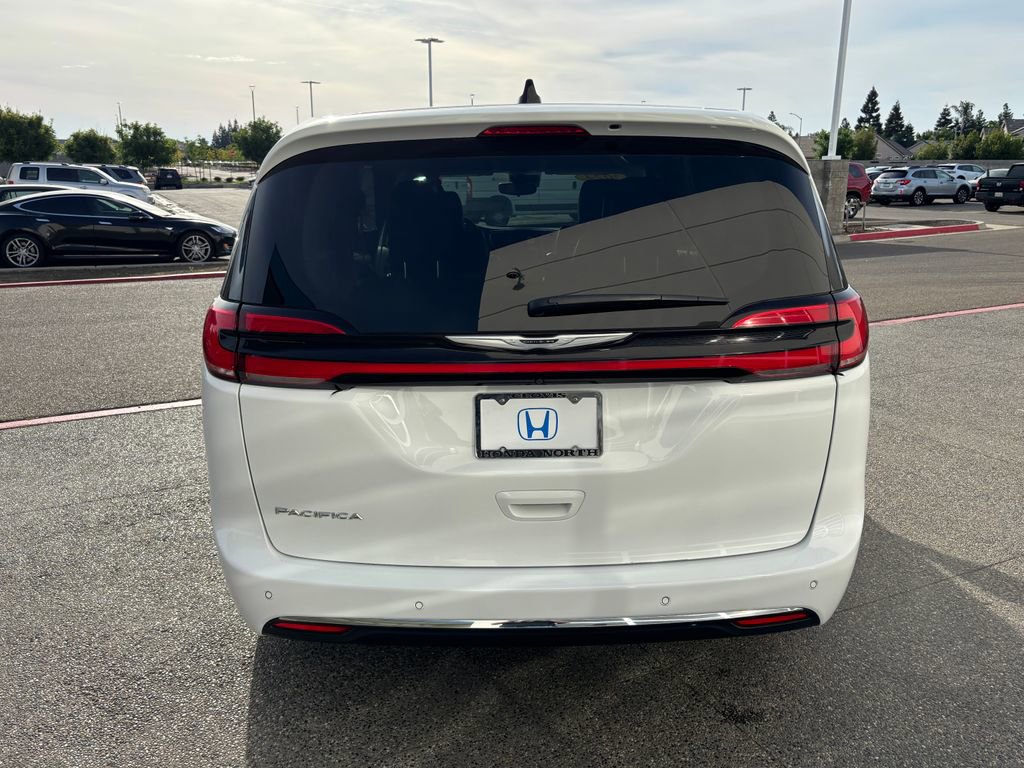 Used 2024 Chrysler Pacifica Touring-L FWD image 6