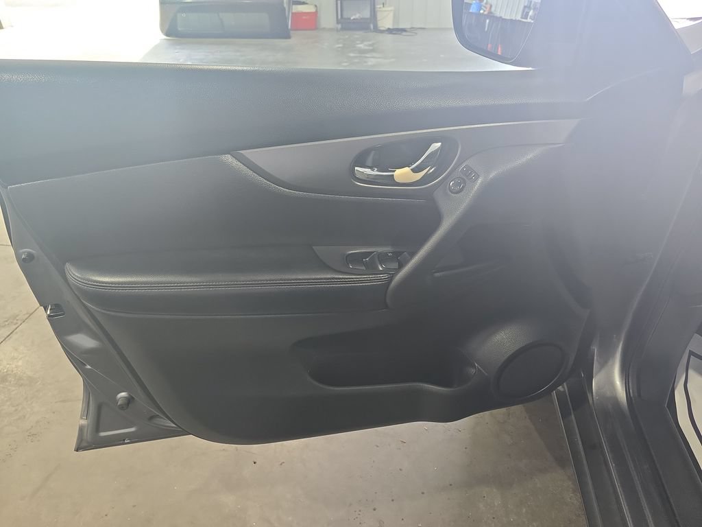 Used 2016 Nissan Rogue SV AWD/4WD image 10