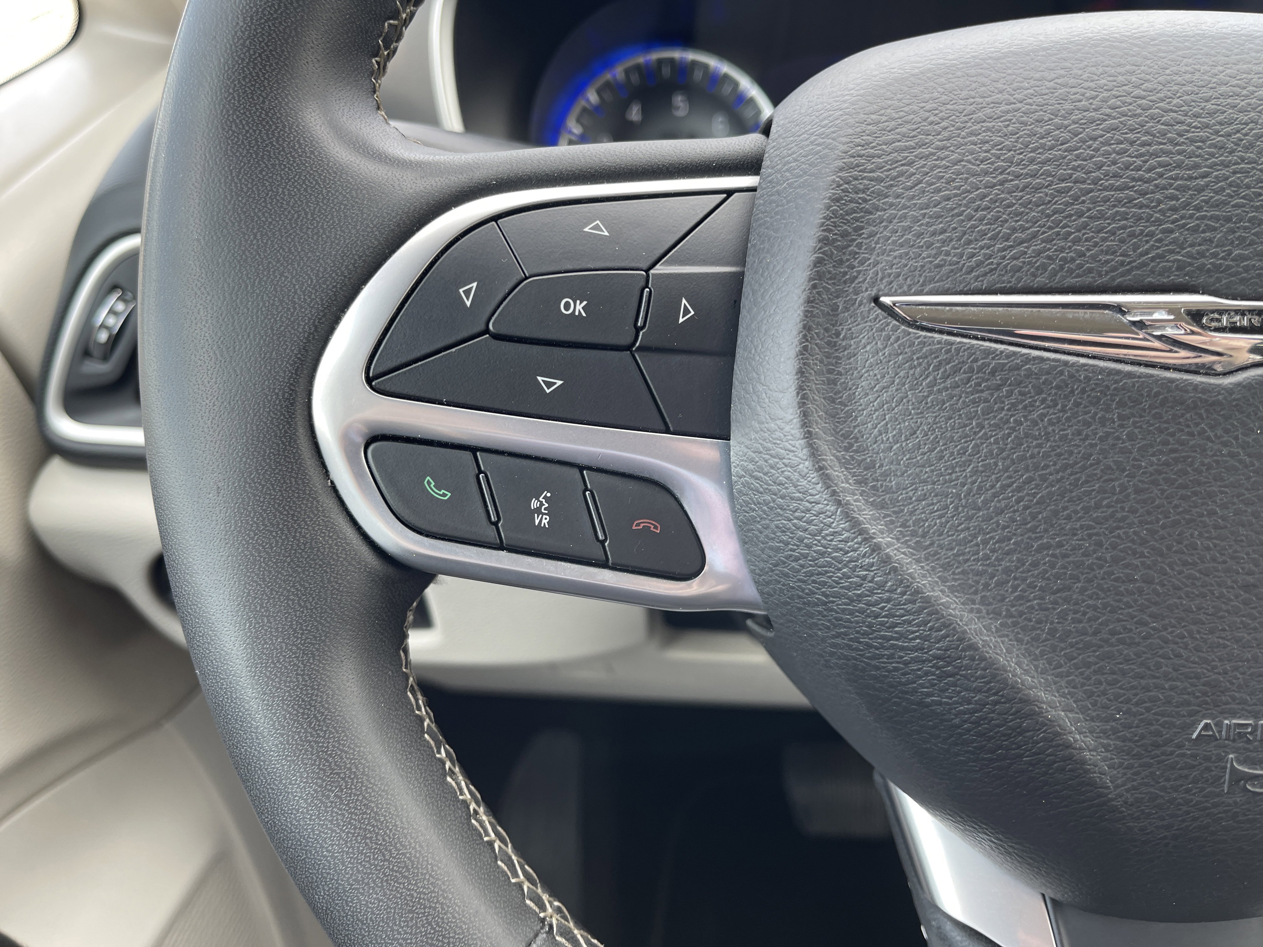 Used 2022 Chrysler Pacifica Touring-L image 17