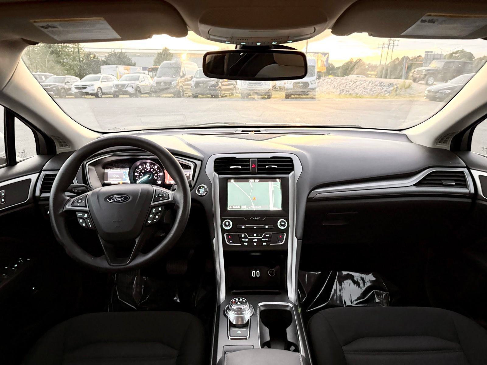 Used 2019 Ford Fusion SE FWD image 2