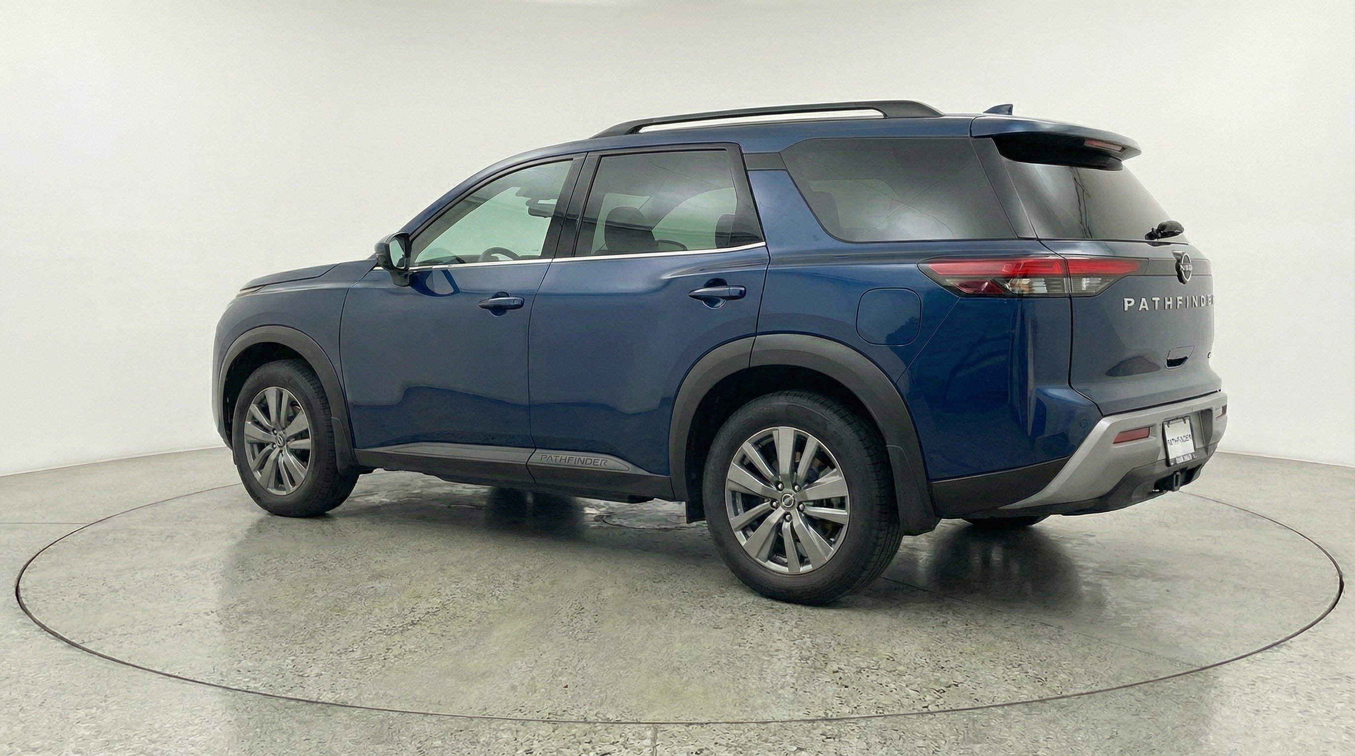 Used 2025 Nissan Pathfinder SV image 6