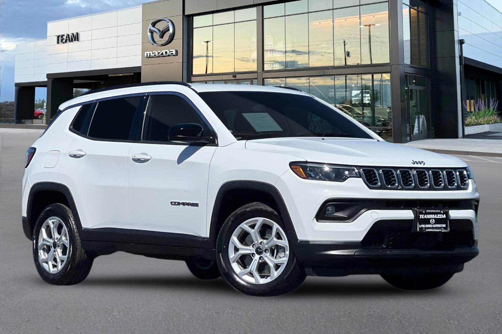 Used 2025 Jeep Compass Latitude image 2