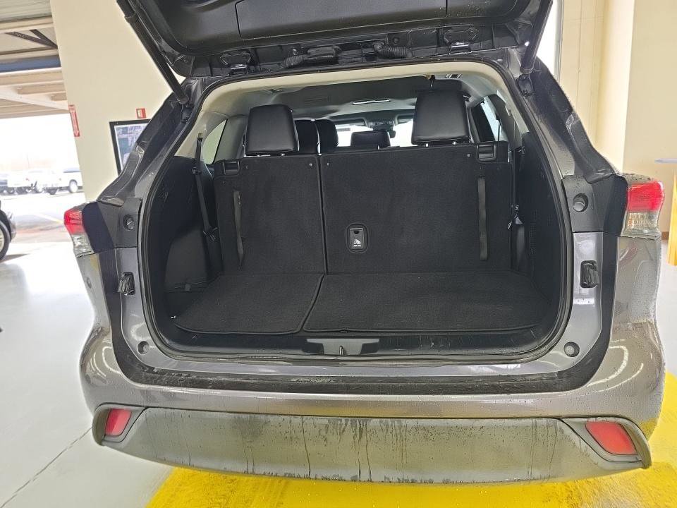 Used 2021 Toyota Highlander XLE image 19