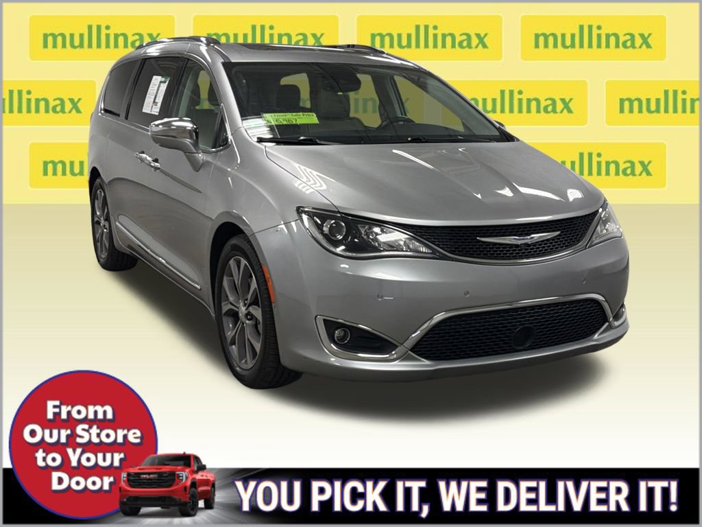 Used 2019 Chrysler Pacifica Limited w/ Tire & Wheel Group FWD image 2