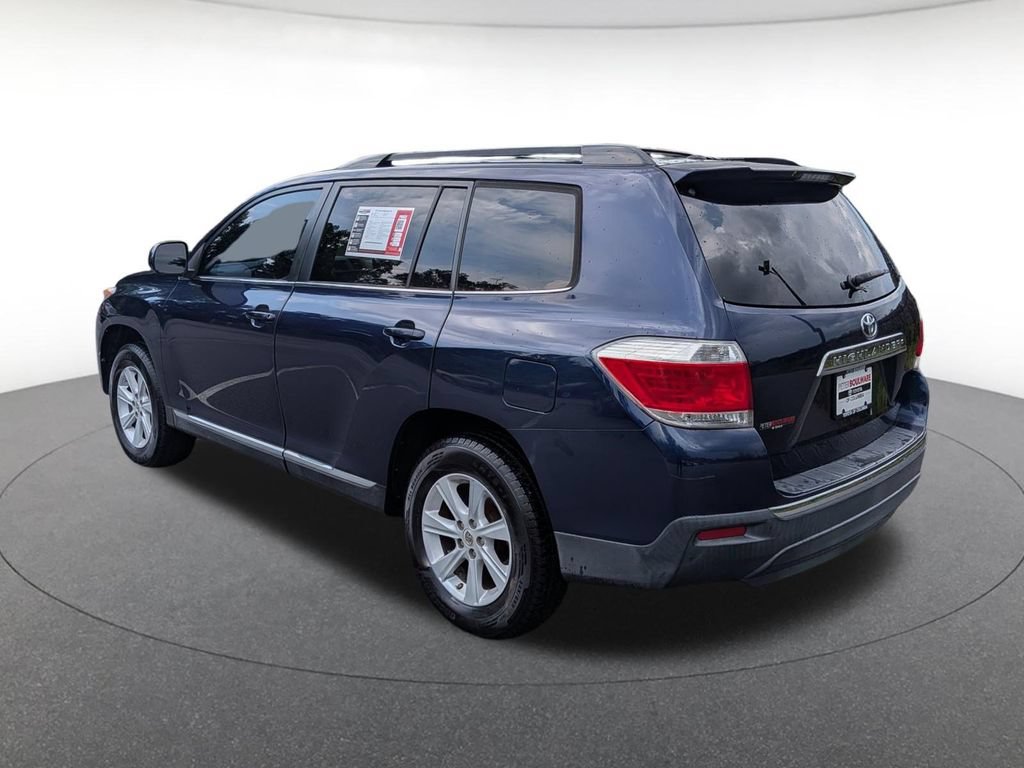 Used 2012 Toyota Highlander SE w/ Tow Pkg FWD image 3
