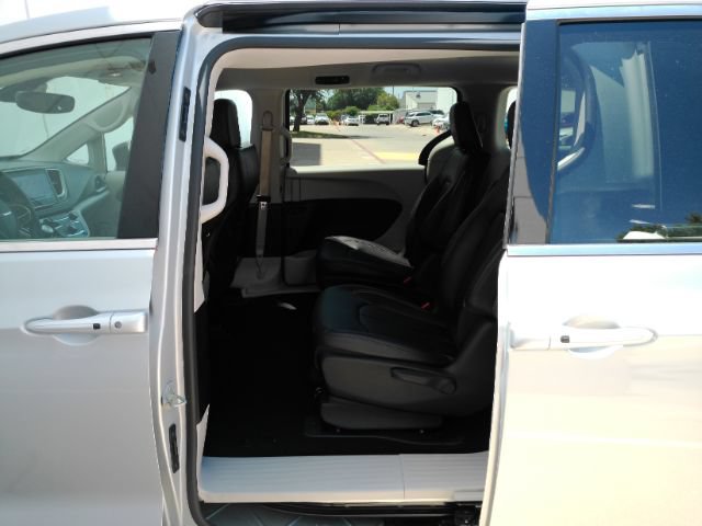 Used 2024 Chrysler Pacifica Limited FWD image 18