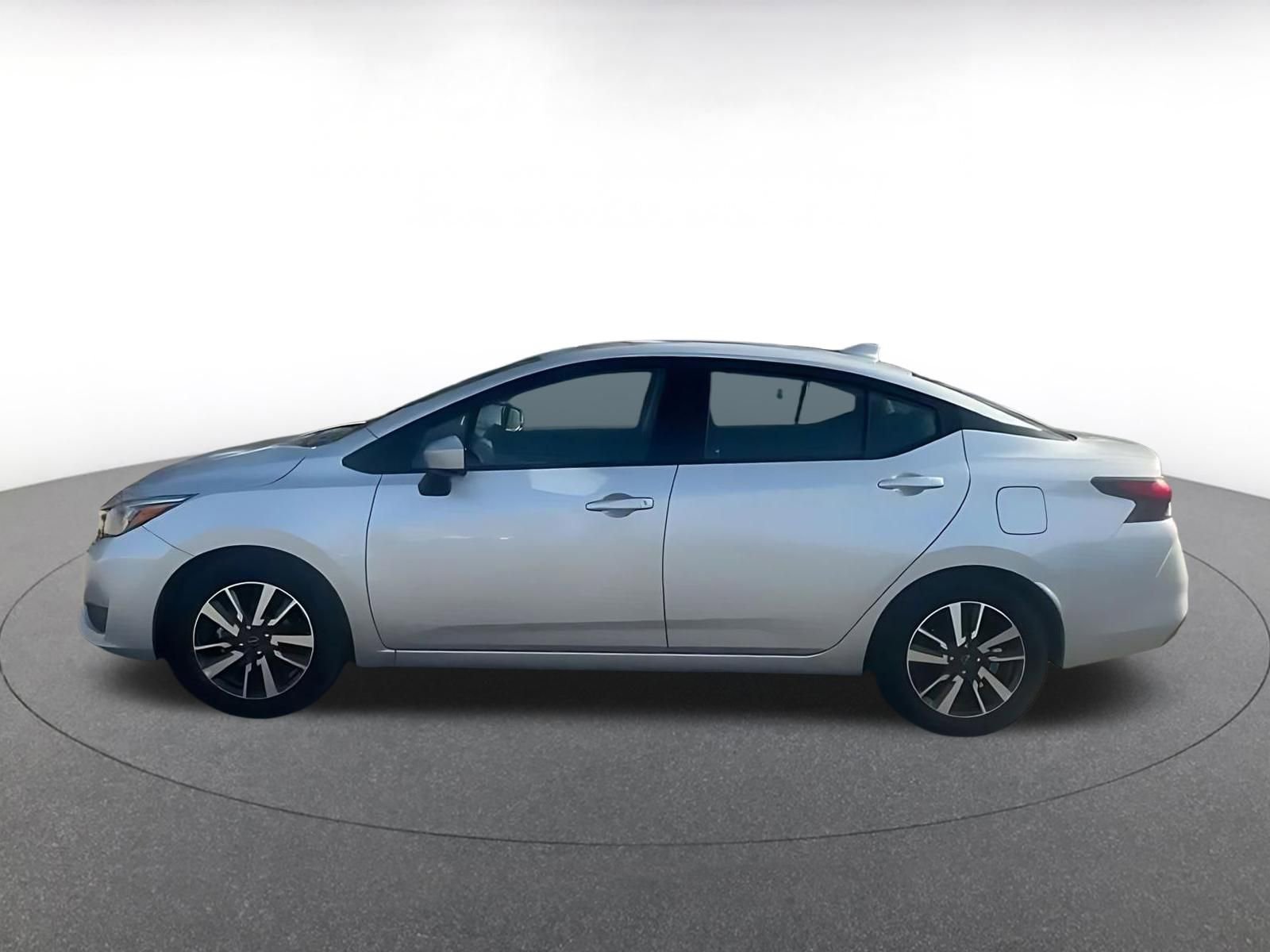 Used 2025 Nissan Versa SV image 9