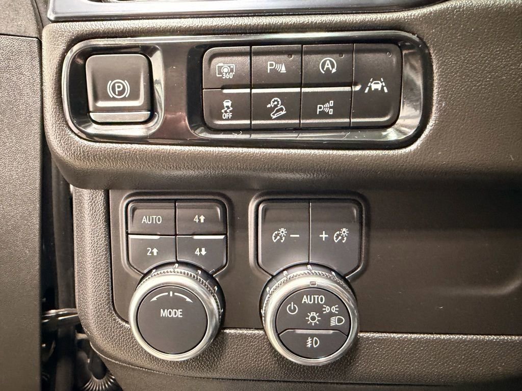 Used 2025 GMC Yukon XL AT4 w/ AT4 Premium Package AWD/4WD image 22