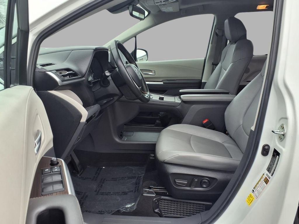 Used 2024 Toyota Sienna XLE w/ XLE Plus Package image 23
