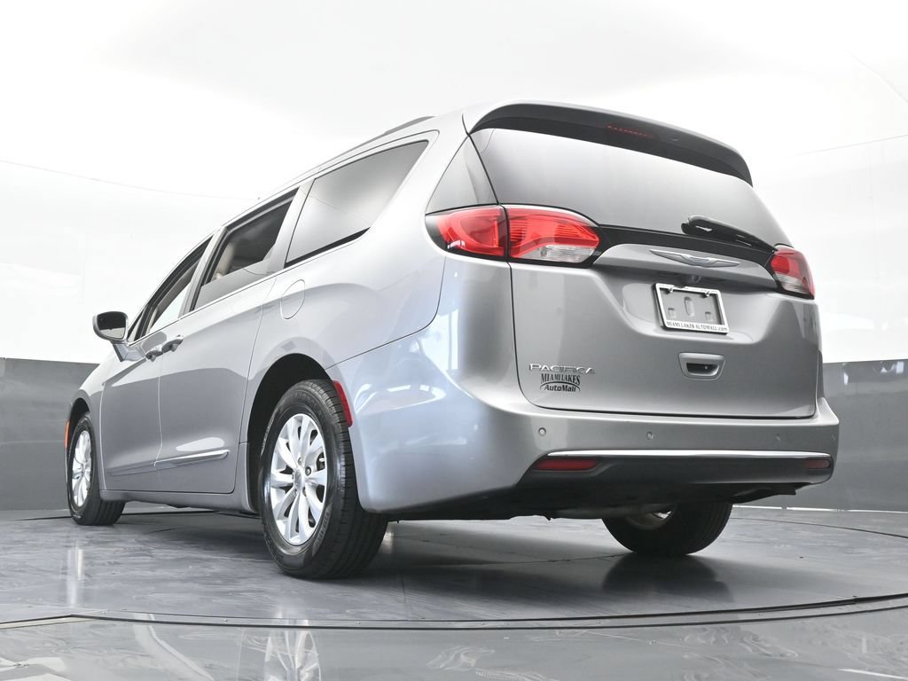 Used 2017 Chrysler Pacifica Touring-L FWD image 58