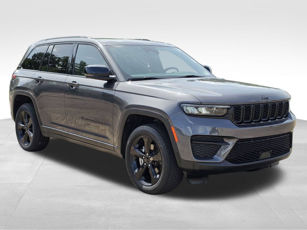 Used 2023 Jeep Grand Cherokee Altitude RWD image 4