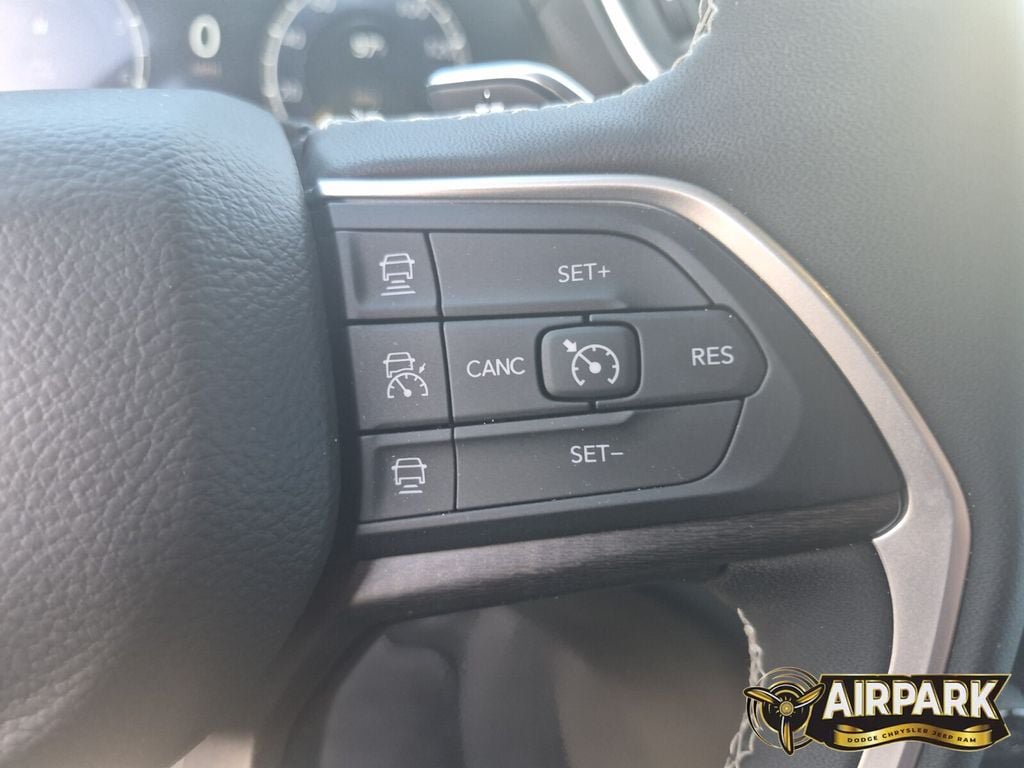 New 2025 Jeep Grand Cherokee Limited w/ Luxury Tech Group II RWD image 16