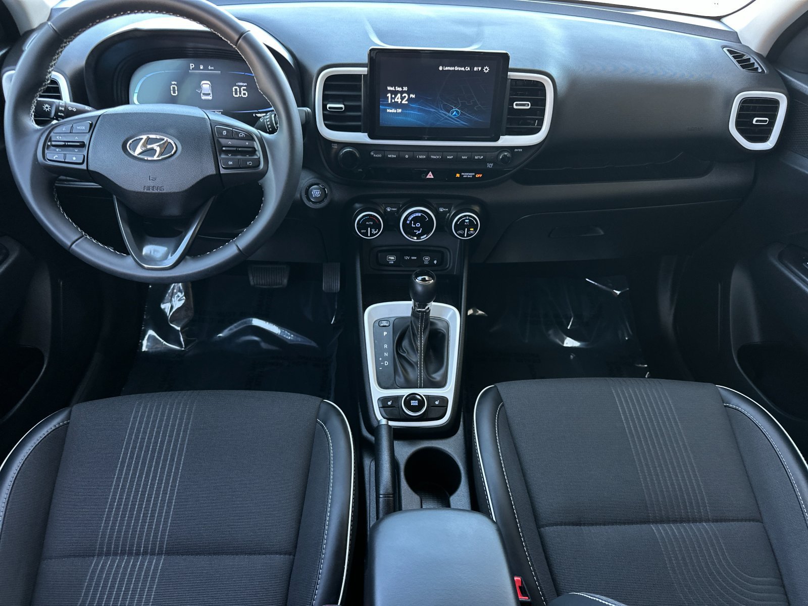 Used 2024 Hyundai Venue Limited FWD image 12