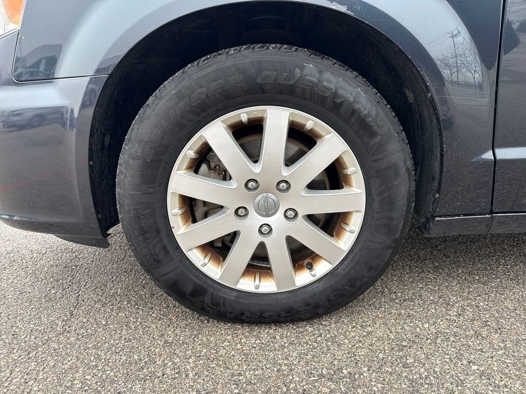 Used 2014 Chrysler Town & Country Touring image 24