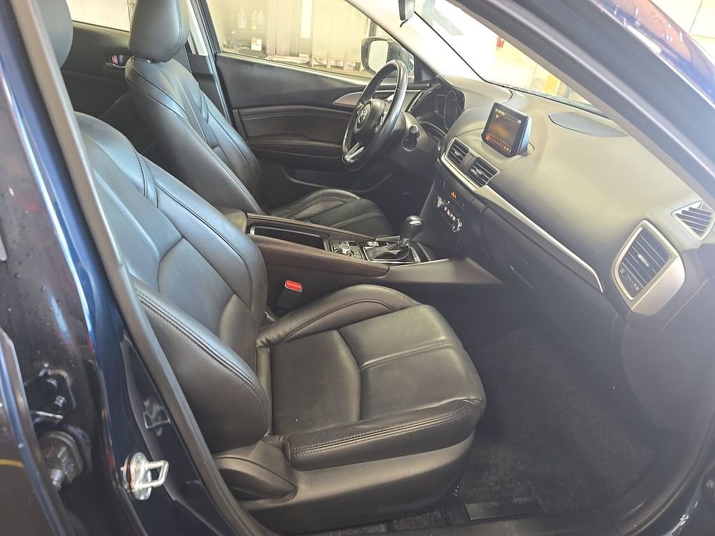 Used 2018 MAZDA MAZDA3 Touring FWD image 4