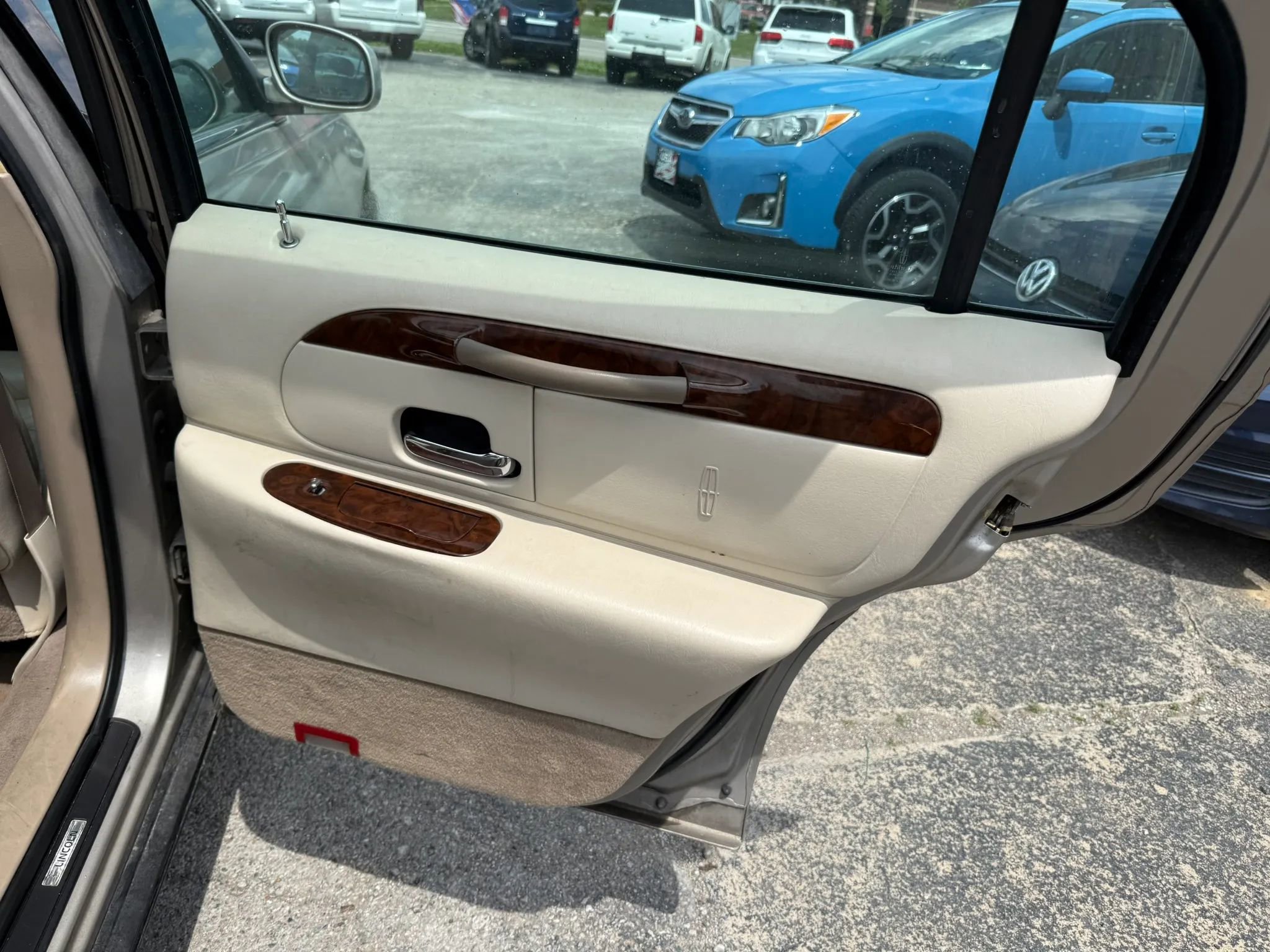 Used 2000 Lincoln Town Car Executive RWD image 16