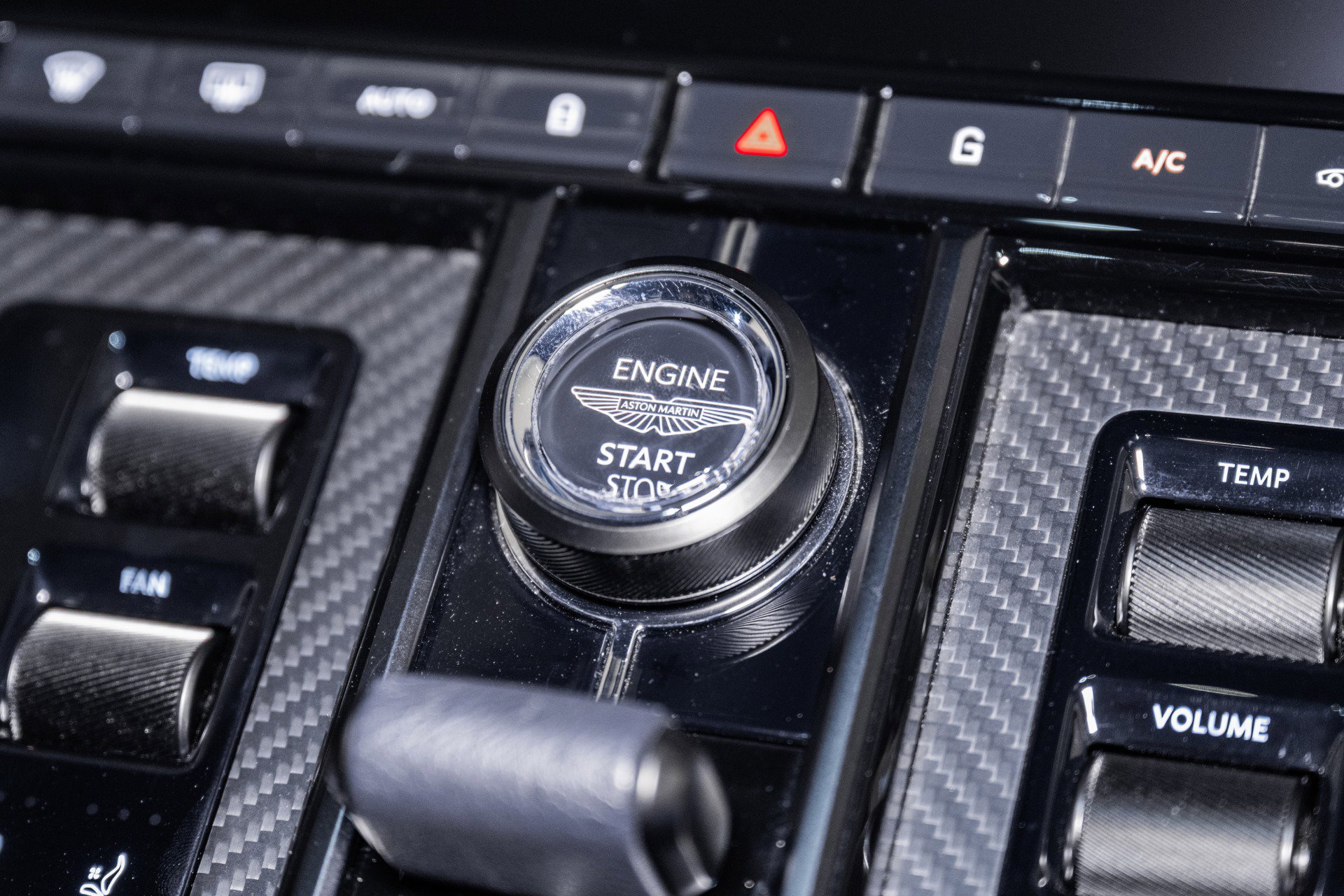 Used 2025 Aston Martin V8 Vantage Coupe image 25