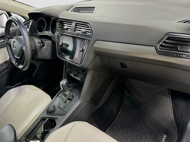 Used 2021 Volkswagen Tiguan SE w/ Panoramic Sunroof Package image 32