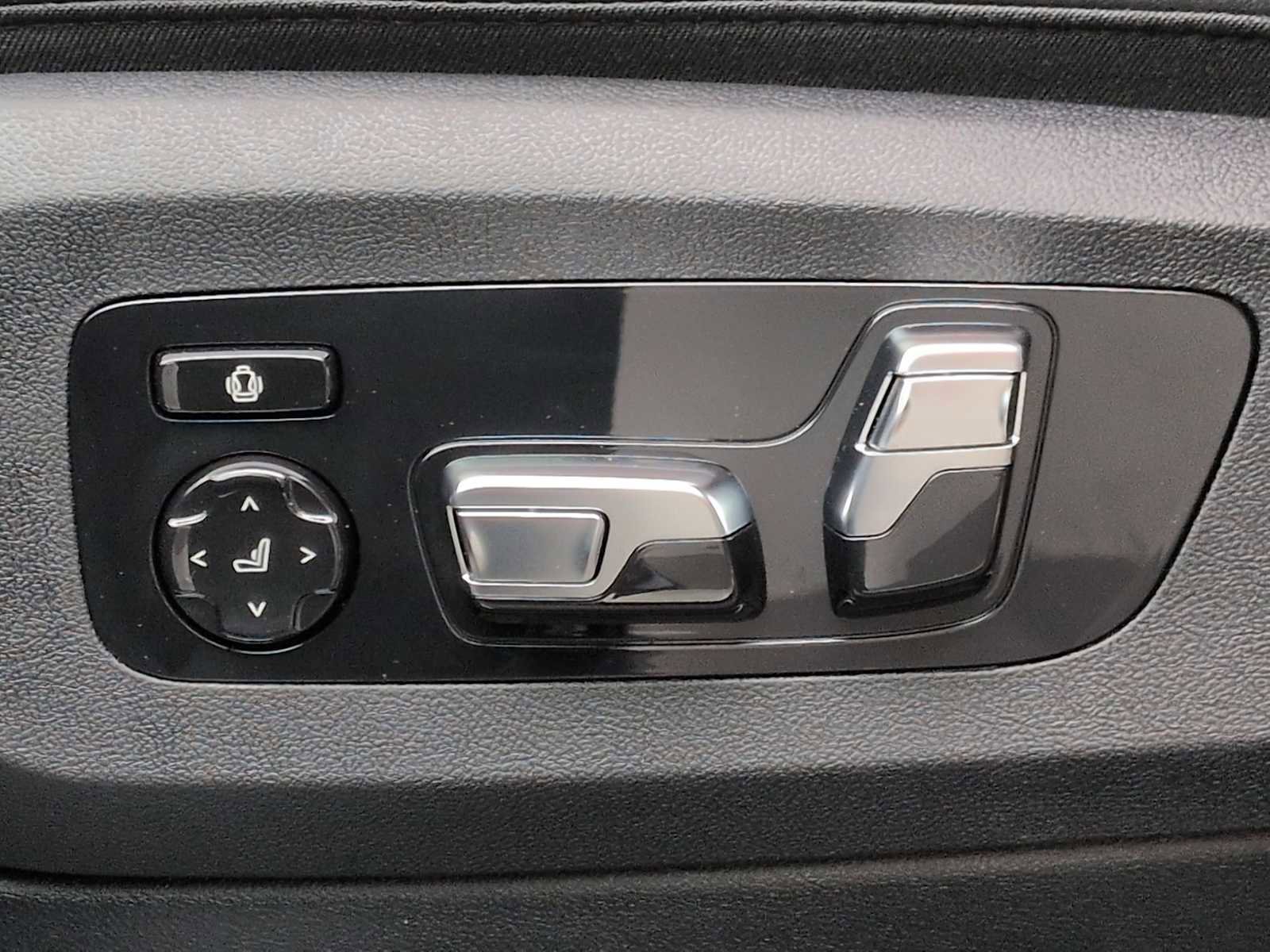 New 2026 BMW X6 xDrive40i w/ Climate Comfort Package image 18