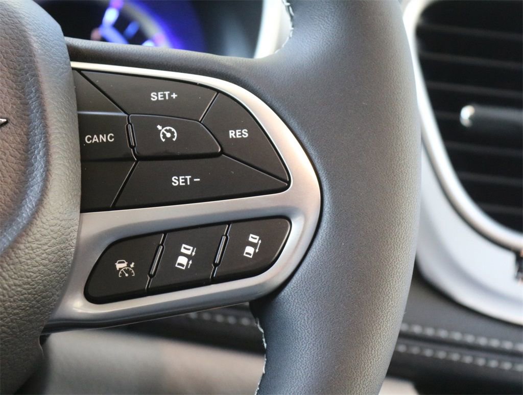 Used 2023 Chrysler Pacifica Touring-L image 12