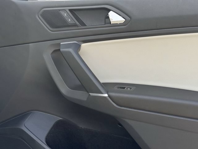 Used 2020 Volkswagen Tiguan SE w/ Panoramic Sunroof Package FWD image 27