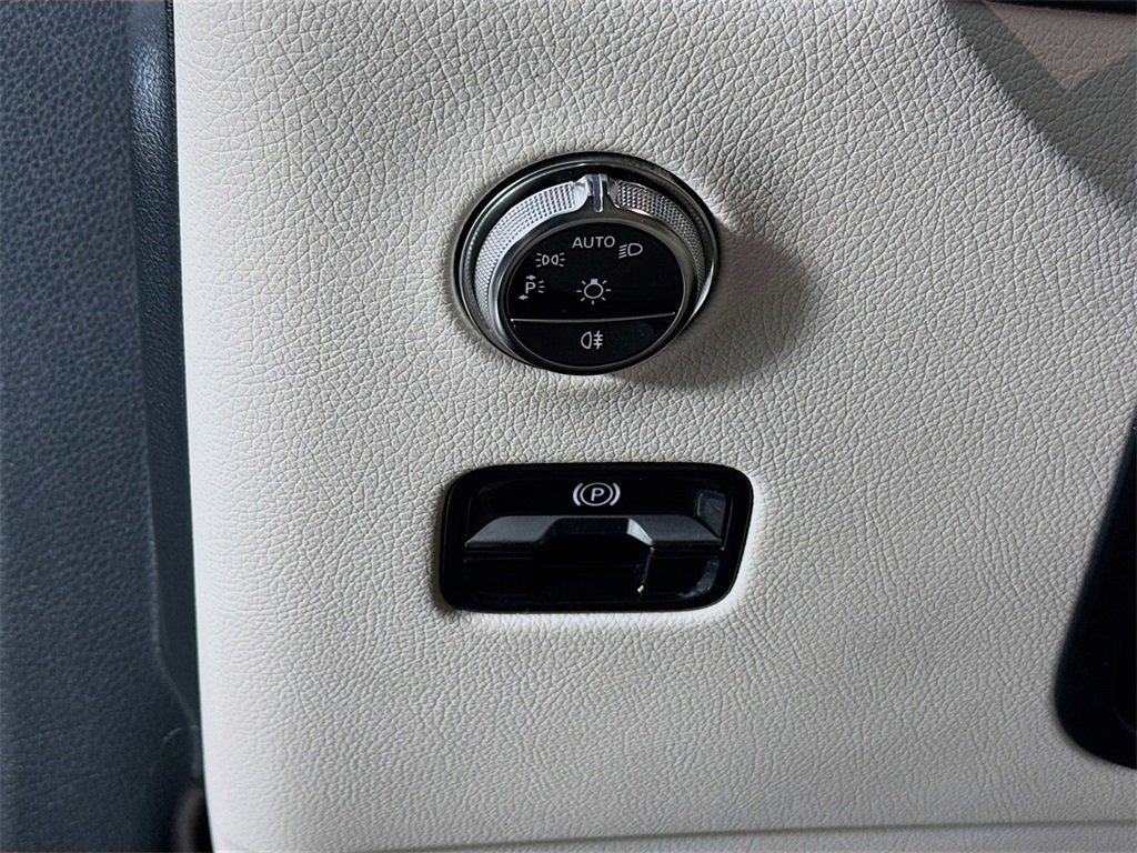 Used 2025 Mercedes-Benz GLC 300 4MATIC image 11