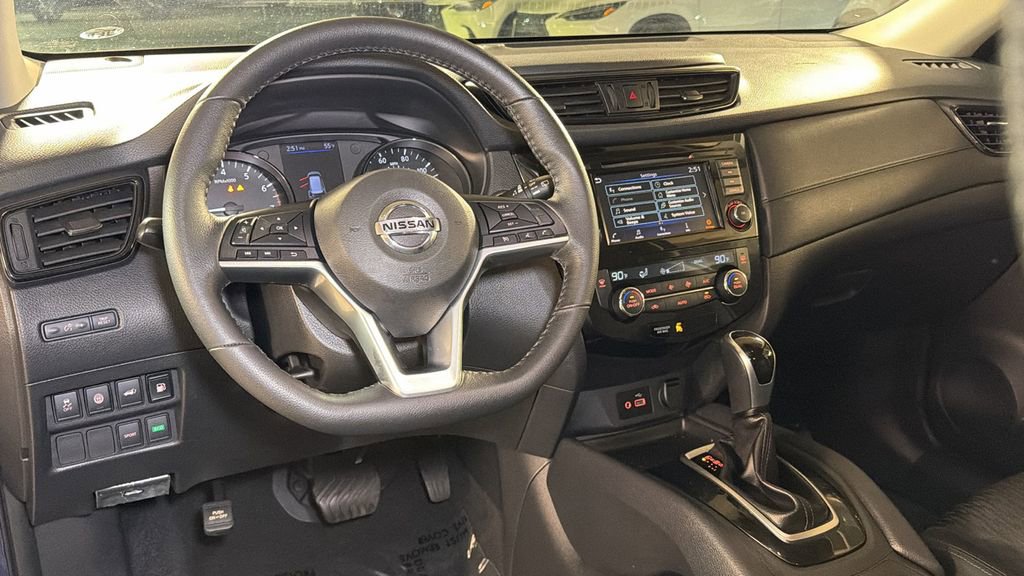 Used 2020 Nissan Rogue SV image 16