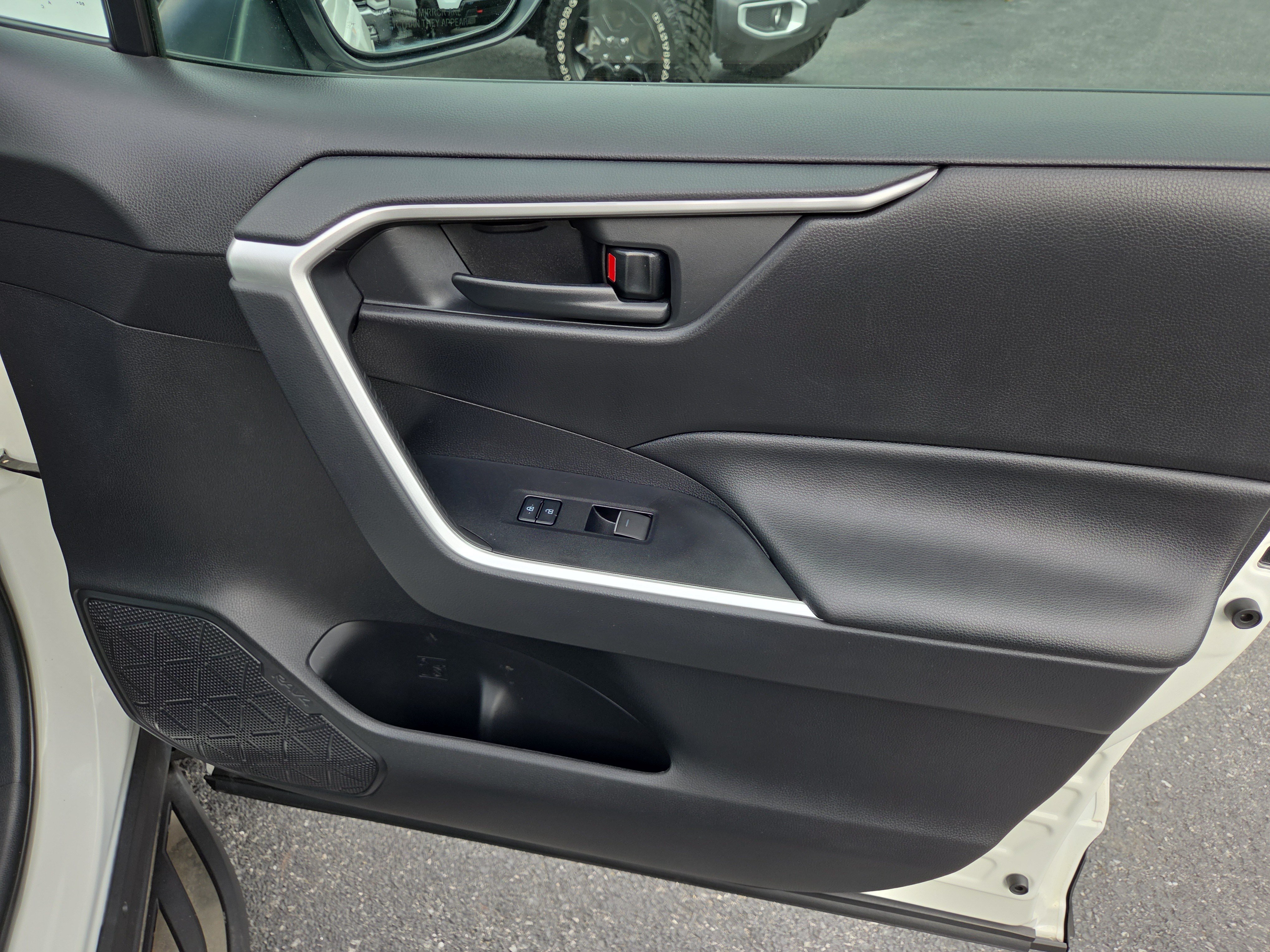 Used 2019 Toyota RAV4 LE AWD/4WD image 18