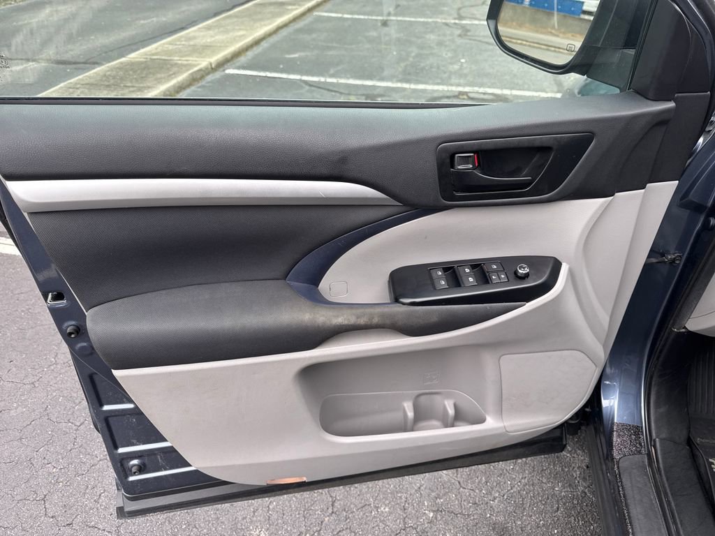 Used 2019 Toyota Highlander LE AWD/4WD image 17
