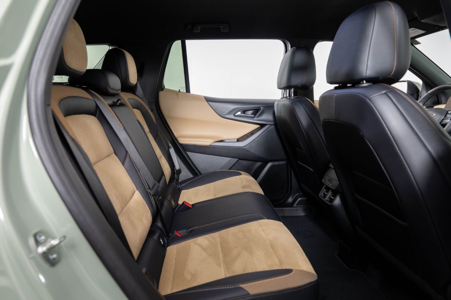 Used 2025 Chevrolet Equinox ACTIV w/ Safety and Technology Package image 25